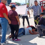 Mujer motociclista es impactada en Martínez de la Torre