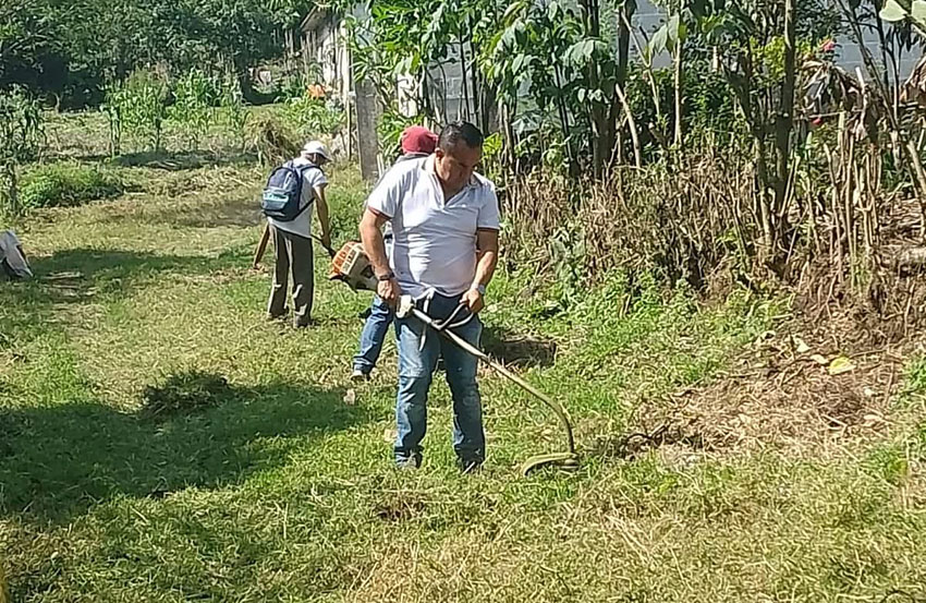 Comunidades de Hueyapan mantienen limpios sus caminos