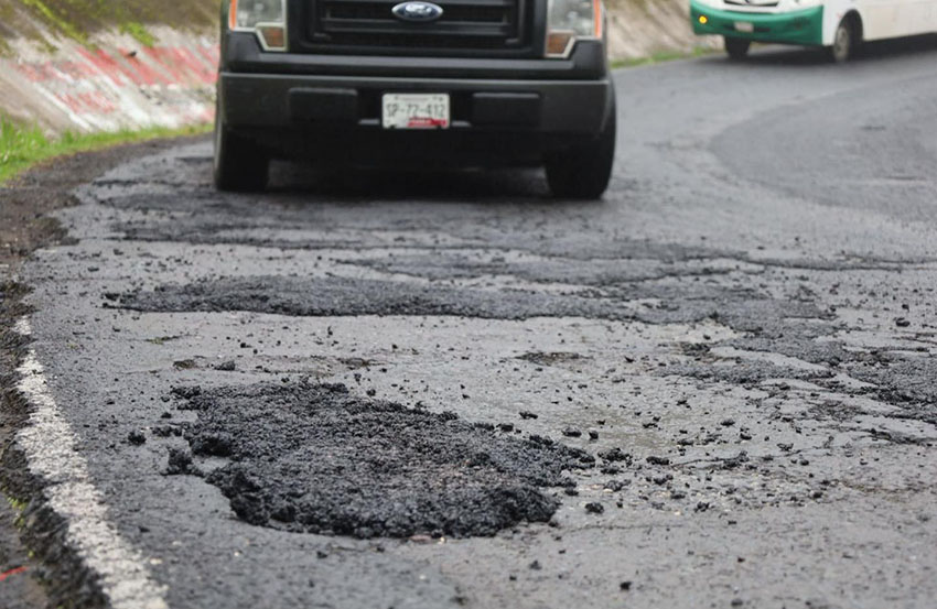 Continúa el bacheo en la carretera a Xoloco