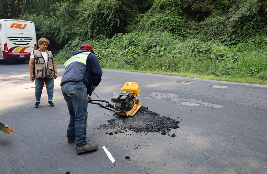 Karla Martínez implementa plan estratégico de bacheo en el barrio de Xoloco-1