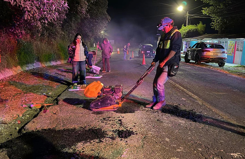 Karla Martínez implementa plan estratégico de bacheo en el barrio de Xoloco