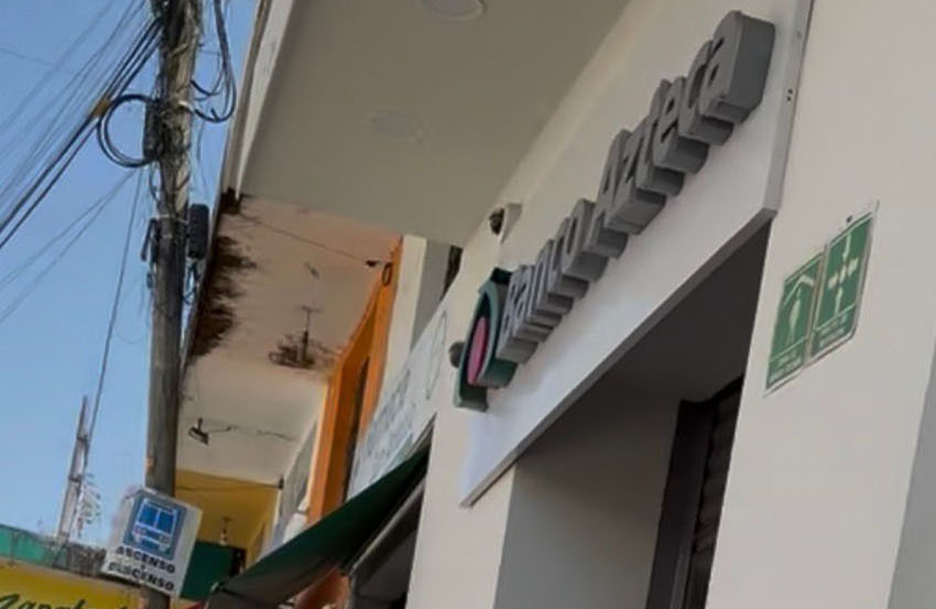 Denuncian en Hueytamalco Banco Azteca condiciona cobro de remesas a compra de tarjetas